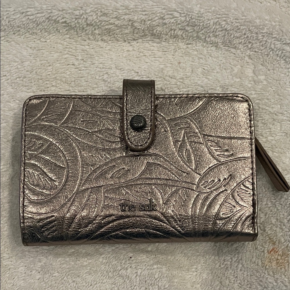 THE SAK pewter Wallet embossed leather
3 1/2”x 5 1/2”